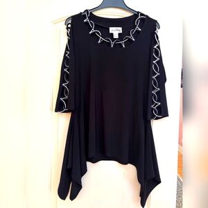 🩷 Chic Black Top with White Accents